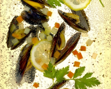Mussels with vegetables and parsley